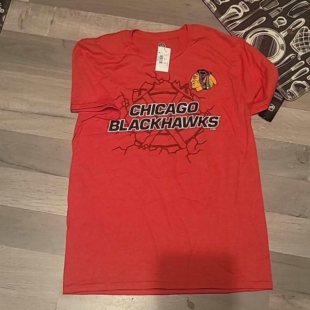 NWT NHL Tshirt M Men's Red Chicago Blackhawks Hockey Short Sleeve Graphic Med - Picture 2 of 2